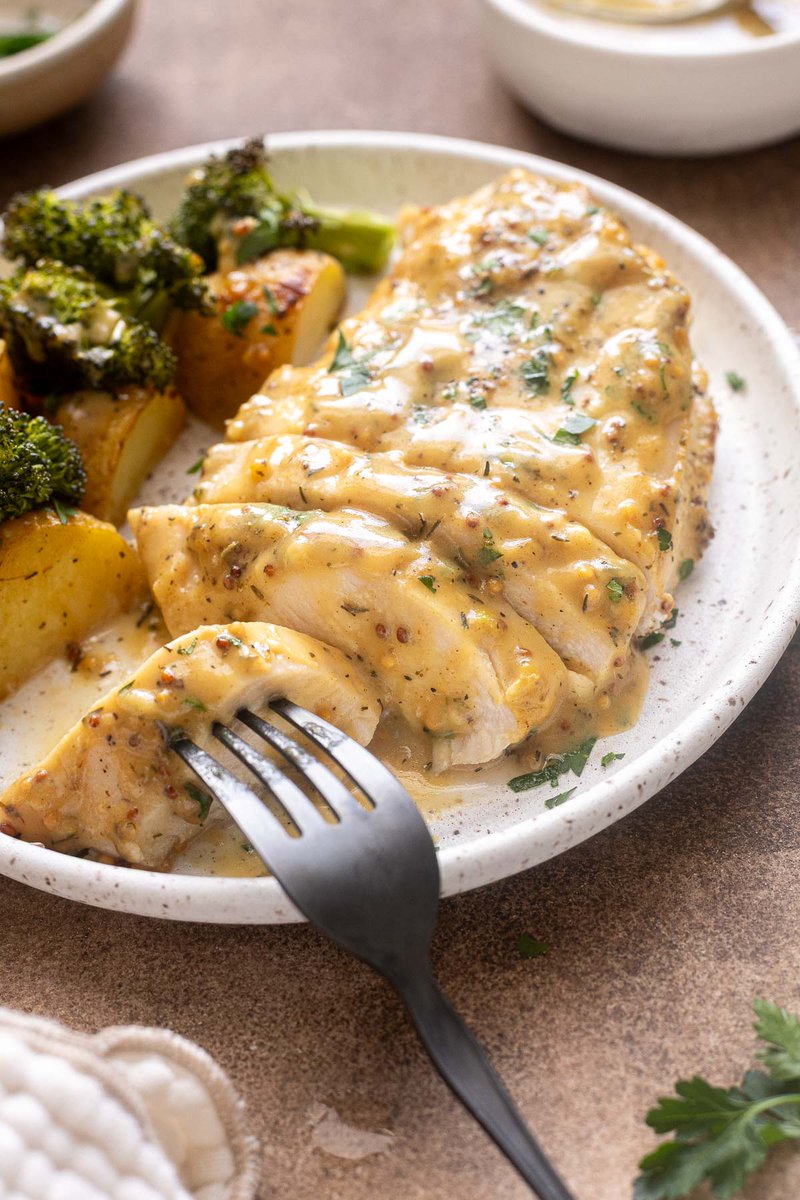 FlavortheMoment's tweet photo. Sheet Pan Honey Mustard Chicken is juicy, flavorful and cooks up with potatoes and broccoli for an easy one pan dinner! It's ready in 40 minutes! https://t.co/ZC6v5mBXC1 https://t.co/MJdySA4DNB