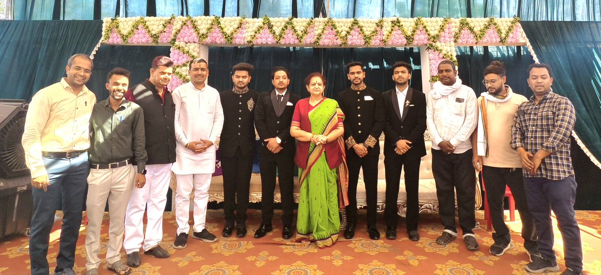 ChitnisArchana's tweet image. आज बुरहानपुर में ग्राम पंचायत एमागिर्द के सरपंच श्री अब्दुल शाहिद जी के परिवार में आयोजित विवाह समारोह में सम्मिलित होकर नवविवाहित जोड़ो को हार्दिक बधाई एवं मंगलकामनाएं प्रेषित कीं।
इस अवसर पर परिजनों, समाजजनों एवं क्षेत्र के गणमान्य नागरिकों से आत्मीय भेंट हुई।

#Congratulations