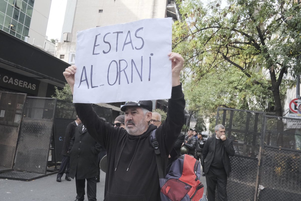 PeriodismoDeIzq's tweet photo. #Ahora Agrupaciones de jubilados escrachan la llegada de Adorni, Milei y el resto del gobierno de ultra derecha, a la exposición en la Cámara de Diputados https://t.co/wKDwKTSFYZ