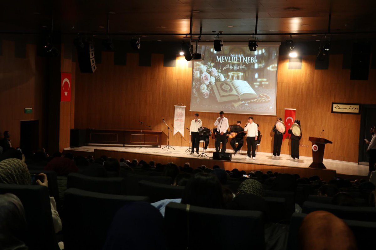 bingolmem's tweet photo. 🕌✨ 1500. Mevlid-i Nebi Haftası Münasebetiyle Program Gerçekleştirildi ✨🕌

Âlemlere rahmet olarak gönderilen Peygamber Efendimiz Hz. Muhammed’in (s.a.s) dünyayı şereflendirdiği 1500. yıl dönümü (1500. Mevlid-i Nebi Haftası) münasebetiyle Mevlid-i Nebi Programı düzenlendi. 🌙🤲

📍 29 Nisan 2026 tarihinde İl Müftülüğü Konferans Salonu’nda gerçekleştirilen program; Bingöl Valimiz Sayın Cahit Çelik’in teşrifleriyle, İl Milli Eğitim Müdürümüz Mustafa Özel başta olmak üzere il ve kurum yöneticileri, okul idarecileri, öğretmenler ve öğrencilerin katılımlarıyla icra edildi. 🌟📚

📖 Program; İstiklal Marşı 🇹🇷 ile başladı, ardından Kur’an-ı Kerim tilaveti 📖, selamlama konuşmaları 🎤, sinevizyon gösterimi 🎬, ilahiler 🎶, kasideler ve şiirler 🕊️ ile devam etti.

🤲 Manevi atmosferin hâkim olduğu program, yapılan dualarla sona erdi.

📸 Program sonunda Valimiz Sayın Cahit Çelik, emeği geçenlere teşekkür ederek programın hazırlanmasında katkı sunanları tebrik etti. Öğrencileri ayrıca kutlayan Valimiz, program anısına öğrencilerle toplu fotoğraf çektirdi. 🤍✨

@tcmeb @Yusuf__Tekin 
@bingolvaliligi @celikcahit 
@meb_dinogretimi @drahmetisleyen 
@MustafaOzel66
