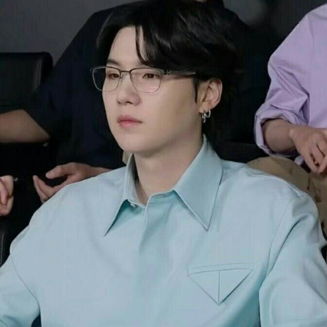민이사.. 회의중인데 지금 집에 있을 연하 여친이랑 언제 결혼할지 벌써 상상으로 웨딩드레스 입고 비행기 타고 난리남 ㅋㅋ