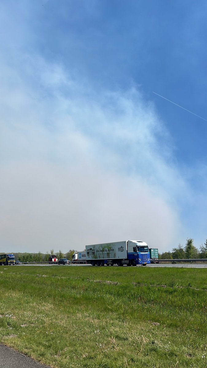 bakkernico's tweet photo. Enorme #brand ‘t Harde, #veluwe 29/04/2026 https://t.co/ZcpcNgcIX7