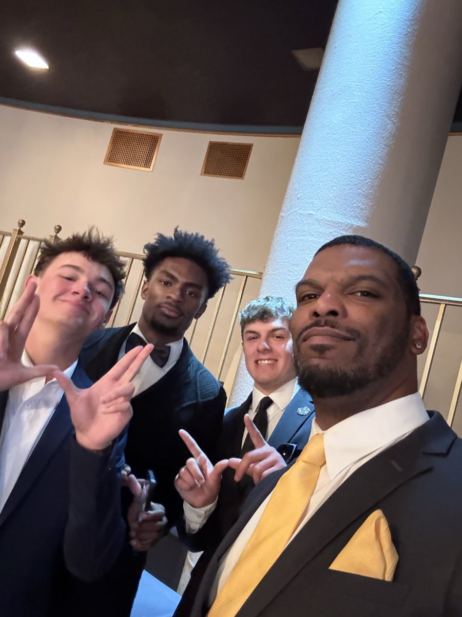 Coach_MHull's tweet image. Had a great time celebrating some @waynestwarriors Excellence last night at the Golden W Awards! Great time to be a Warrior! #313 #WeMakeItHappen