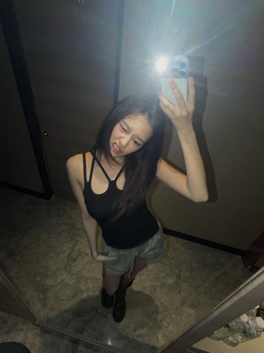 just yujin’s selca tweet media