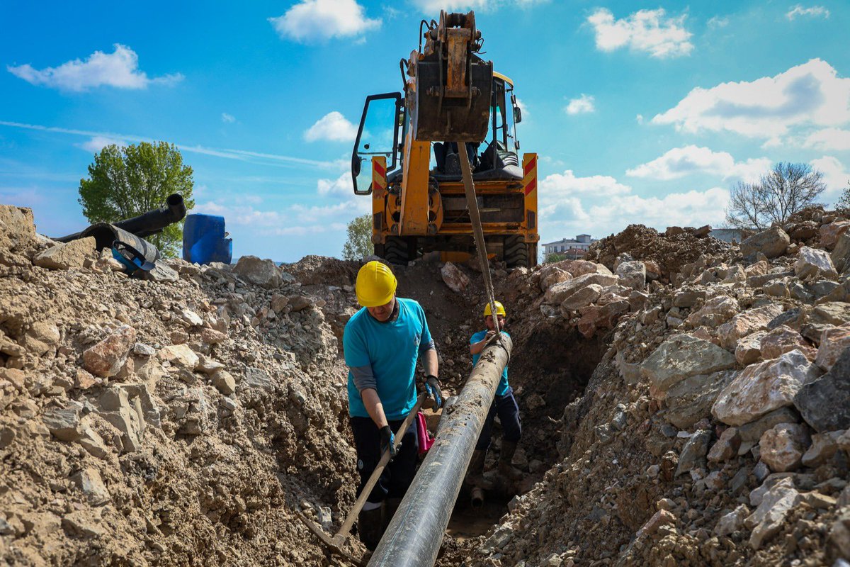sakaryasaski's tweet photo. Yazlık Katlı Kavşak Projesi’nin trafik yükünü hafifletecek alternatif duble yol ağında 3 bin 300 metrelik içme suyu çalışmalarımızı tamamladık.

Toplam 7 kilometrelik altyapı ağında atık su ve yağmur suyu çalışmalarımız ise hız kesmeden devam ediyor. 

Haber detayları; https://t.co/RNoyrbgHhu