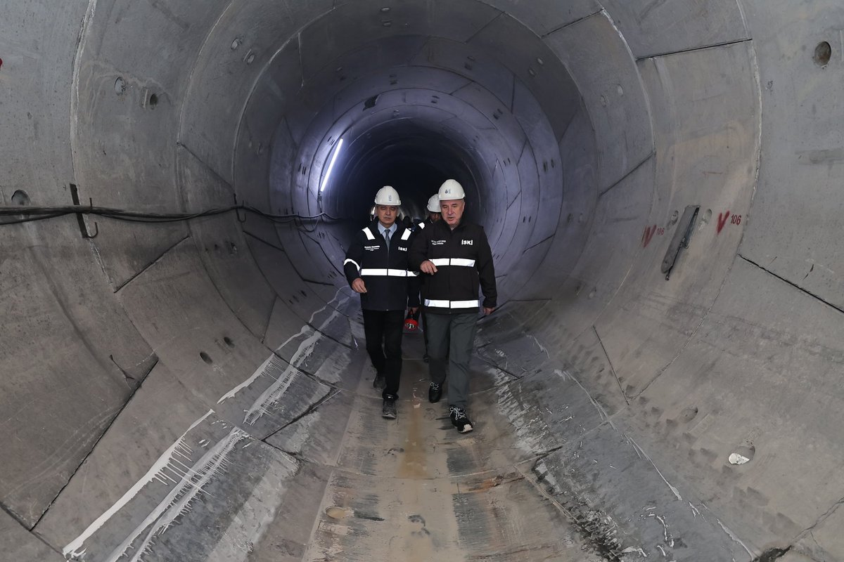 SafakBasa's tweet photo. 💧 İSKİ çalışıyor, İstanbul’un içme suyu altyapısı DEPREME karşı güçleniyor!

🔎 BÜYÜKÇEKMECE İçme Suyu Arıtma Tesisi ile KIRAÇ İçme Suyu Deposu arasındaki hatta yer alan ekonomik ömrünü tamamlamış tünele alternatif yeni VARYANT İÇME SUYU TÜNELİ inşaatını yerinde inceledik. 

✅ 2.539 metre uzunluğunda ve 4.000 mm çapında yeni tünelimizin kazı çalışmalarını başarıyla tamamladık. 

🚧 Tünel içerisine 3.000 mm çapındaki çelik boru döşeme imalatına ise hız kesmeden devam ediyoruz. 

📈  Yeni hattın devreye alınmasıyla birlikte, mevcut tünelde de güçlendirme çalışmaları gerçekleştirecek, böylece ana su dağıtım sistemimizin güvenliğini tamamen garanti altına alacağız. 

İSKİ olarak kadim şehir İstanbul’u susuz bırakmayacağız!
