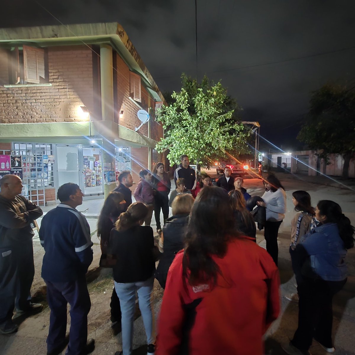 🌟 iluminamos el barrio Nueva Esperanza, un proyecto que refleja nuestro compromiso con la comunidad. A pesar de los cambios en nuestras responsabilidades, seguimos dedicados a crear espacios más seguros y acogedores. ¡Juntos, seguimos brillando! 💡❤️ #CompromisoComunitario