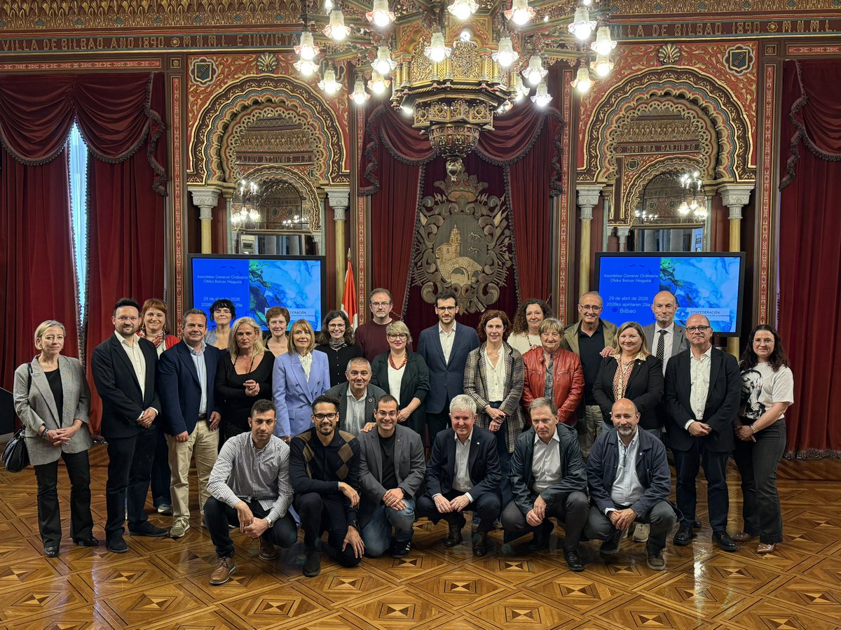 CONFOCOS's tweet photo. @euskalfondoa @jordicuadras @BilbaoSolidaria @AECID_es @bilbao_udala @FonsCatala @fonsvalencia @FonsMallorqui @FAMSI_Solidario @FELCODE 🫲🏼 Una vez concluida la asamblea, los participantes se desplazaron hasta el @bilbao_udala, donde fueron recibidos por la alcaldesa en funciones, Amaia Arregi, y el concejal de Derechos Humanos, Convivencia, Cooperación e Interculturalidad, Íñigo Zubizarreta.

#CooperaLocal https://t.co/IH1EMxE10l