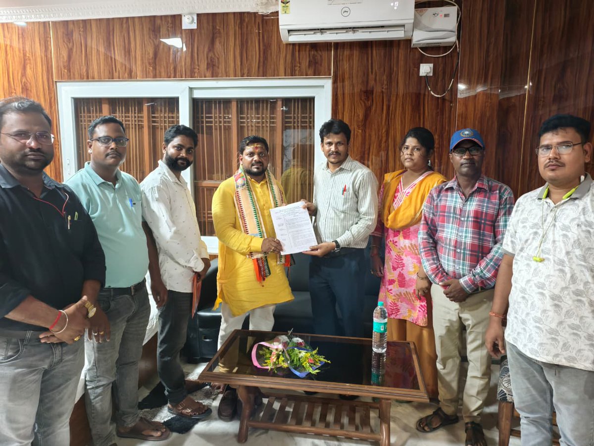 #OSNLEA ଦ୍ୱାରା ଆହୁତ ନିଆରା କାର୍ଯ୍ୟକ୍ରମ #ଅନୁଦାନସମ୍ପର୍କଅଭିଯାନ କ୍ରମରେ ଆଜି କେନ୍ଦ୍ରାପଡା ଜିଲ୍ଲା ଶାଖା ତରଫରୁ ମହାକାଳପଡ଼ାର ଲୋକପ୍ରିୟ ବିଧାୟକ ଶ୍ରୀଯୁକ୍ତ ଦୁର୍ଗାପ୍ରସନ୍ନ ନାୟକ ମହୋଦୟଙ୍କୁ ସମ୍ବର୍ଦ୍ଧନା ପ୍ରଦାନ ପୂର୍ବକ ସଂଘର ଦାବି #GIA2008_2018 ଅନୁଦାନ ସମ୍ପର୍କରେ ଆଲୋଚନା ସଫଳତାର ସହ ସମାହିତ ହୋଇଯାଇଛି ।
#ଜୟଜଗନ୍ନାଥ