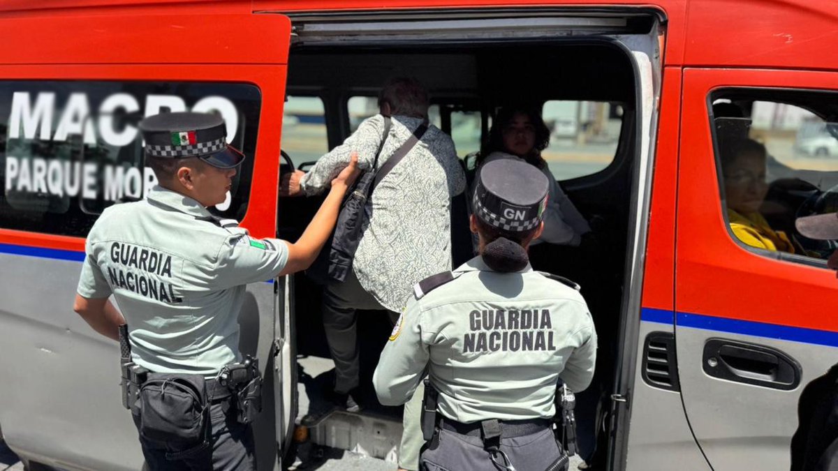GN_MEXICO_'s tweet image. #Entérate En #BC, integrantes de la #GuardiaNacional implementan el operativo “Pasajero Seguro” en zonas de ascenso y descenso del transporte público, con la finalidad de inhibir la comisión de delitos. #PorMéxicoSiempreEnGuardia