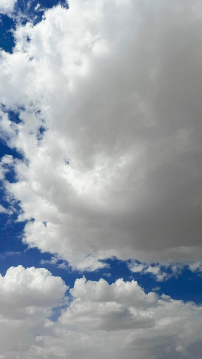 alme_em's tweet photo. يارب أنا اعتدت أن أكون فيّاضة غزيرة، ولم أكفُّ يومًا عن مدّ ضوئي لكل من طرق بابي منطفئًا..يا رب ,اجعل كل ما احب يأتيني بغزارة المطر وسعة السماء 💙☁️ https://t.co/iWYlelhS5q