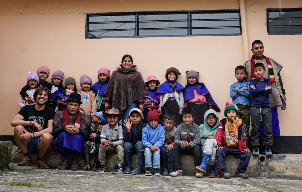 Rober_Astorgano's tweet photo. Compartiendo en la escuela indígena #Misak dentro del resguardo #indígena.
Una experiencia inolvidable, poder compartir culturas y experiencias, porque eso es lo importante, que aprendamos los unos de los otros, que nos enriquezcamos todos, sin que nadie esté por encima de nadie. https://t.co/s6y1tJg9XB
