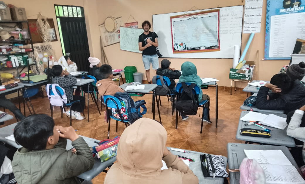 Rober_Astorgano's tweet photo. Compartiendo en la escuela indígena #Misak dentro del resguardo #indígena.
Una experiencia inolvidable, poder compartir culturas y experiencias, porque eso es lo importante, que aprendamos los unos de los otros, que nos enriquezcamos todos, sin que nadie esté por encima de nadie. https://t.co/s6y1tJg9XB