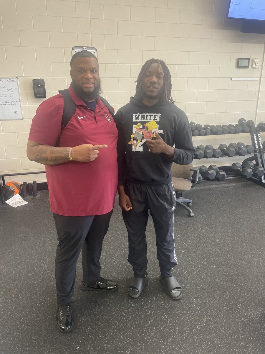 CoachBennett32's tweet photo. Shoutout to @coachhowardg from @SCState_Fb for coming to check in with @PelionFB this morning! #EARN https://t.co/ZneihCwsO7