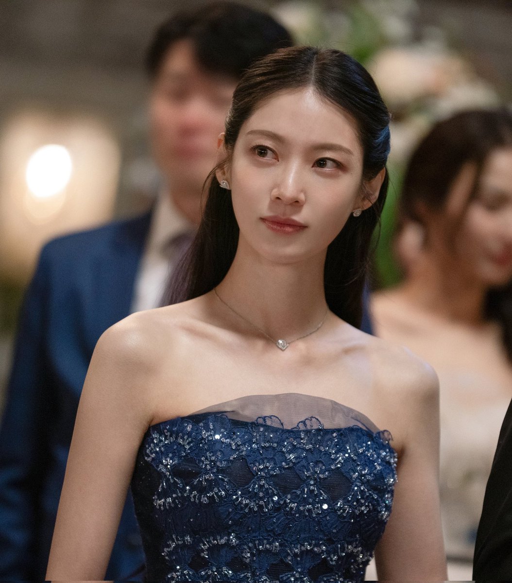 jaeger_iwc's tweet photo. 공승연 진짜 예쁘다 반묶음 하니까 벨 공��님이 따로 없음 https://t.co/lXcLcNgql3