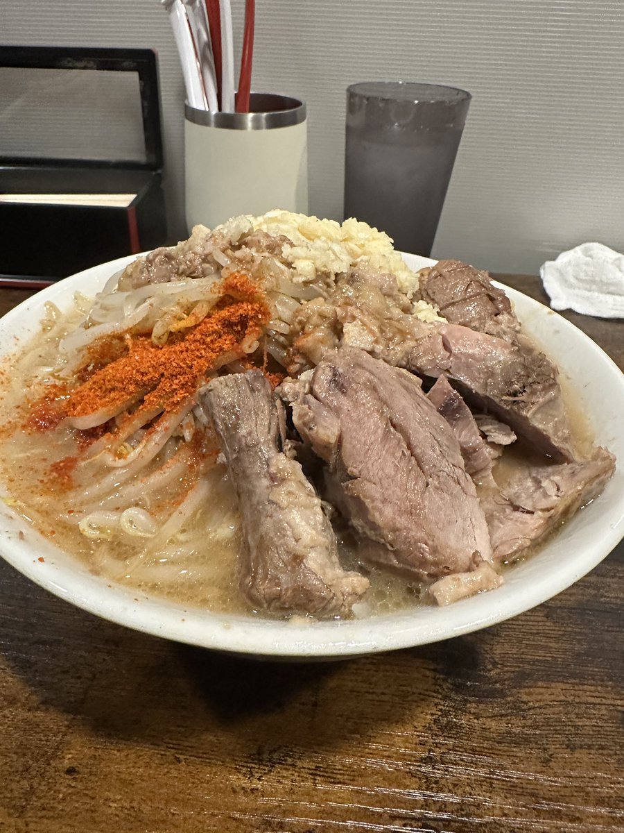 kashiokakb's tweet photo. 連れてもろて行った二郎系？
めっちゃ美味しいんやけど、ワイには麺の太さなあまり好みではないかも、、、 https://t.co/kiAvdObR0X