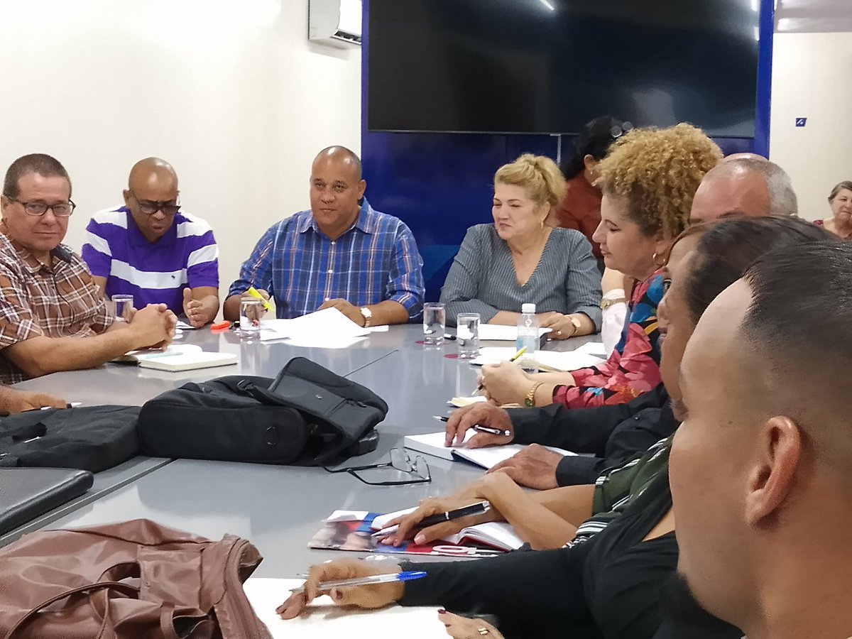 Los cuadros, los revolucionarios y los militantes por supuesto, tenemos que ser ejemplo, y también tienen que ser ejemplo nuestras instituciones en su funcionamiento. 
#SanctiSpíritusEnMarcha .
