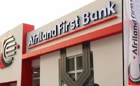 TeleAsuOfficiel's tweet photo. MARCHÉ BANCAIRE CAMEROUNAIS - «Afriland First Bank», en tête du classement 2025

Le rapport du cabinet Heights Advisory révèle que la banque camerounaise est l’unique à présenter un encours de crédits supérieur à 1000 milliards Fcfa et porte seule pratiquement un quart des encours au 31 décembre 2025. 

Le document révèle qu’au 31 décembre 2025, le marché bancaire camerounais est «marqué par une croissance asymétrique des crédits (+16,73%) face aux dépôts (+9,53%)».

Lire la suite 👉🏼 https://t.co/NihZVoFnc2

#Banque #TeleAsu #Afriland