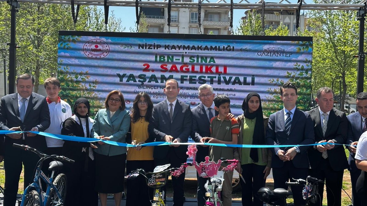 AdileAltinbas's tweet photo. Okulumuz ��ğrencisi Elifnaz ATÇİ  ortaokullar arası “Teknoloji bağımlılığı”  resim yarışmada İlçe https://t.co/pfJnSj0PI4 olmuştur. Öğretmenimizi ve öğrencimizi tebrik ediyoruz.  @Dr_Onderarpaci @cengizgundes46 @nizipgovtr @Hkendrc @cevdetarslan33 @NizipilceMEM @Gaziantep_MEM https://t.co/4uVe9VEyKL