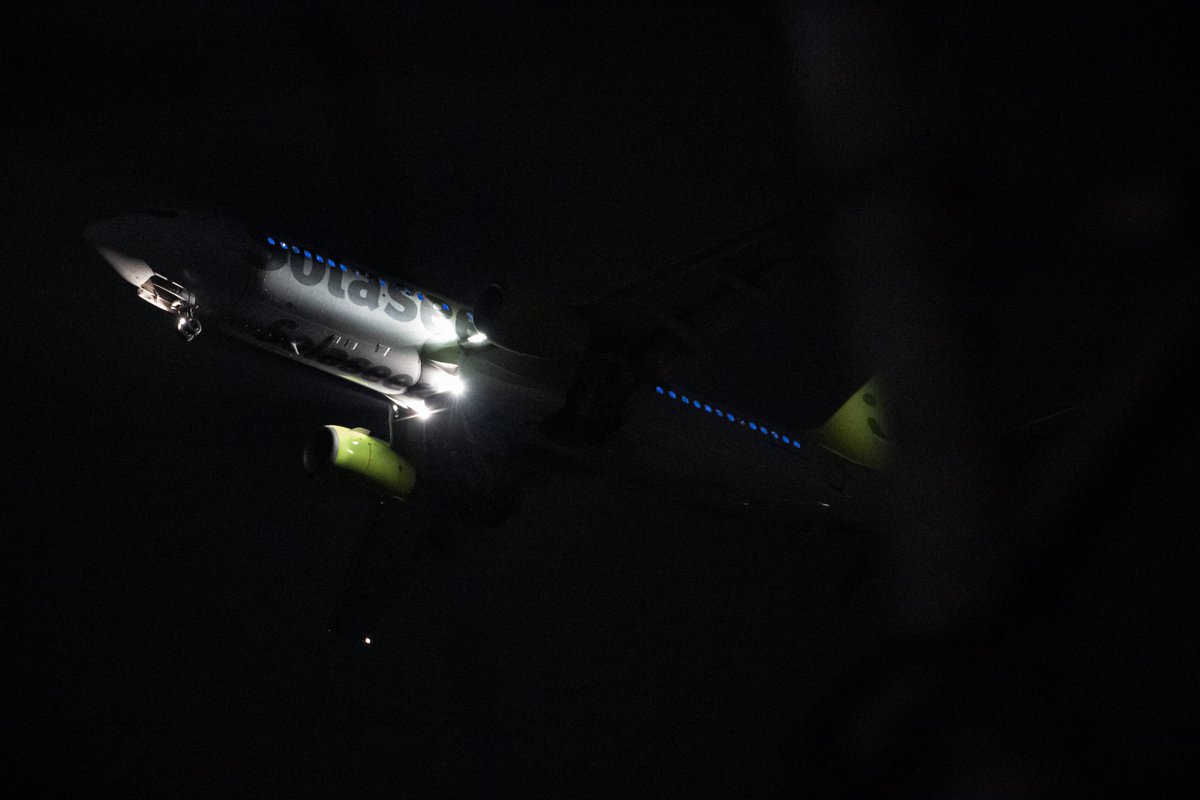 YAMAscene's tweet photo. 長らく飛行機を撮影していますが、70-200mm F2.8を常用したことがありませんでした。というか、ほとんど使ったことがありません。
改めて使ってみると、F2.8はやはり良いですね。思わず400mm F2.8が欲しくなってきました。
今回は自宅から撮影しています。
EOS Kiss X7なんでノイズはそれなりに、、 https://t.co/dPRN7lDOZI
