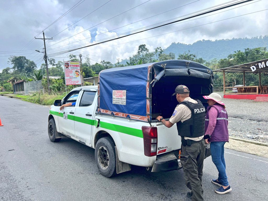 PoliciaEcZona3's tweet image. 📍#COTOPAXI |OPERATIVOS PERMANENTES

En el Distrito #Danzante, nos encontramos desplegados realizando operativos antidelincuenciales a fin de prevenir actos delictivos, reforzar la seguridad ciudadana y mantener el orden público. 

#PolicíaEcuador
#ServirYProtegerConFirmeza