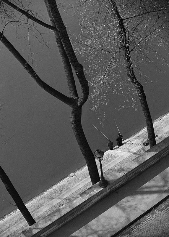 FileasFong's tweet image. “Quand le pêcheur amorce l'eau, le poisson vient…”
-Jean-Jacques Rousseau/Emile ou De l'éducation
 
Janine Niepce(1921-2007),Photographer
Deux pêcheurs au printemps dans l’Île Saint-Louis
 
#photography #photo #blackandwhite #foto #fotografia #art
