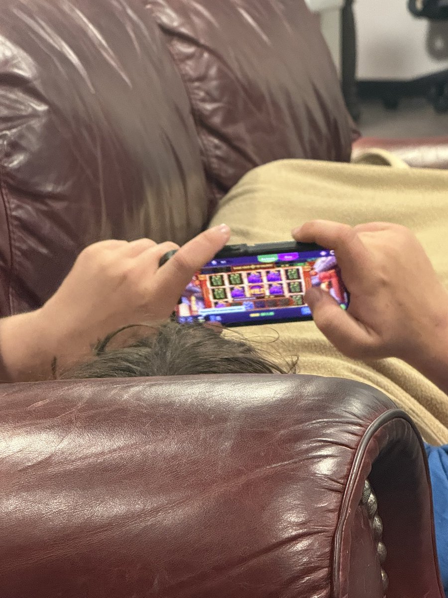 PeterMillarFred's tweet image. Playing fake online slots, with a blanket over himself at 10:30 in the morning on finals week #cbtm #expand #RiseAndGrind