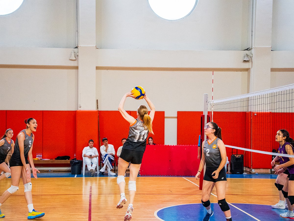 radikalokullari's tweet photo. Konak İlçe Liseler Arası Kız Voleybol Turnuvası’nda, İzmir Atatürk Lisesi ile oynadığımız final karşılaşmasını kazanarak şampiyon olduk! 🏐 

📸 Şampiyonluk anlarımızdan kareler sizlerle...

#voleybol #şampiyon #konak #izmirataturklisesi #sporveegitim #başarı https://t.co/OeCTTWOEKc