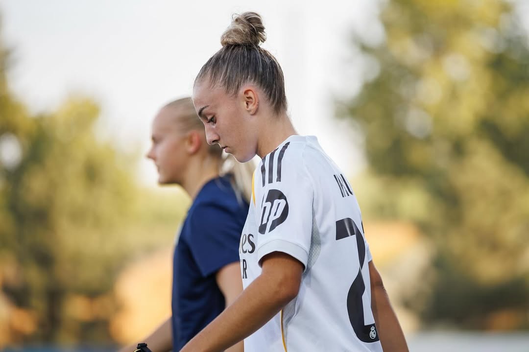 mundopelotanet's tweet photo. 👧🌎 La FIFA estudia aplicar una norma que obligue a TODOS LOS CLUBES DEL MUNDO a tener en cancha en todo momento al menos un/a futbolista de la categoría Sub-20 o Sub-21, con formación en sus categorías menores.

Fue aprobado un proceso de consulta sobre la regla y se discutirá su implementación en el Consejo FIFA en 2027.