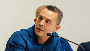 Cisl_ER's tweet photo. +++Processo capotreno ucciso, la @FitERCisl chiederà si essere parte civile+++
🗣️@aldo_cosenza (segretario generale Fit Cisl ER): ���E’ tempo che ognuno si assuma le proprie responsabilità. Per questo il prossimo 13 maggio, alla prima udienza in Corte d’Assise del processo per la tragica morte del capotreno Ambrosio, presenteremo istanza per costituirci parte civile. Lo dobbiamo alla memoria di Alessandro e lo dobbiamo a tutte le lavoratrici e i lavoratori del trasporto pubblico che ogni giorno continuano a fare con grande sacrificio il proprio dovere, esponendosi a frequenti situazioni di rischio durante il proprio servizio”. 
📌https://t.co/Rcl5ufJFEm