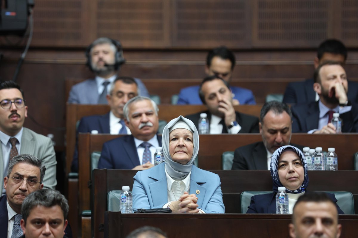 meryemgoka's tweet photo. 📍 AK Parti Grup Toplantısı

Genel Başkanımız ve Cumhurbaşkanımız Sayın @RTErdogan ’ın başkanlığında AK Parti Grup toplantımızı gerçekleştirdik.

Cumhurbaşkanımız Sayın @RTErdogan: “Nasıl etle tırnak birbirinden ayrılmazsa bin yıldır aynı topraklarda yaşadığımız kardeşlerimizle aramıza kimse giremez, bizi kimse ayıramaz, barış içinde geleceği kucaklamak varken bize kimse düşman olamaz.”

Toplantımızın teşkilatımız, ülkemiz ve milletimiz için hayırlara vesile olmasını diliyorum.

@TBMMresmi
@Akparti @AKKADINGM