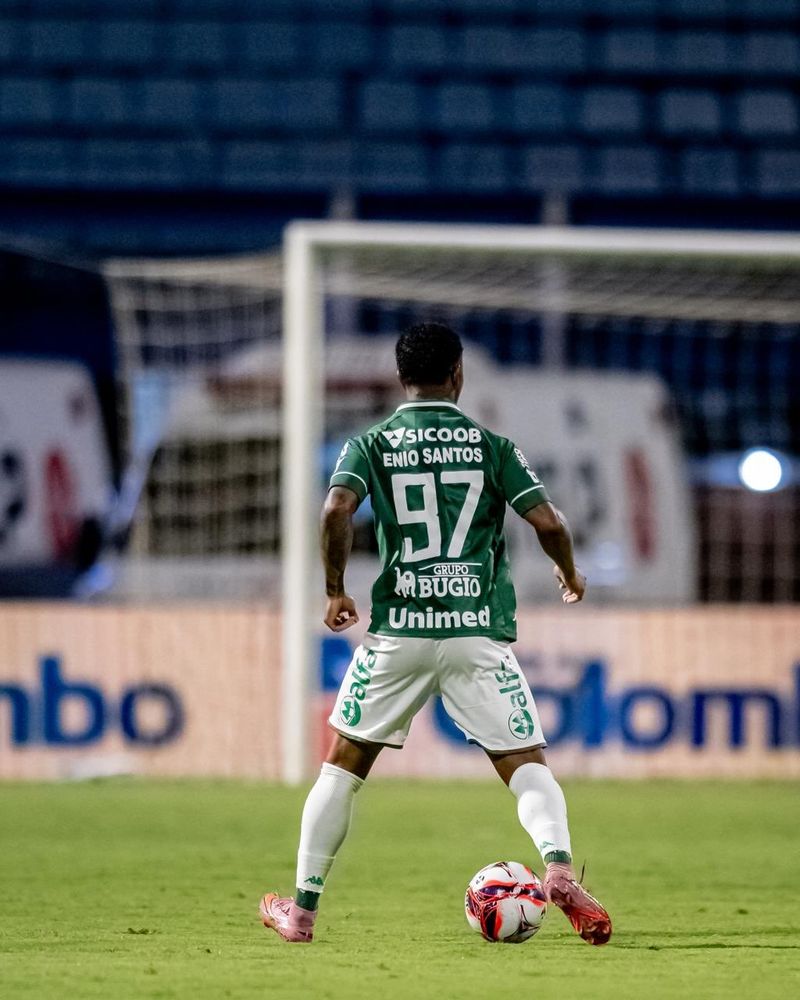 portalbetinfo's tweet photo. 🚨 O atacante Ênio, da Chapecoense, virou réu por suspeita de manipulação de apostas e lavagem de dinheiro.

⚖️ O que diz a investigação:

• Apostas suspeitas em cartões do jogador
• Picos anormais pouco antes das partidas
• Dois jogos sob análise (mar/25 e mai/25)
• Movimentação de cerca de R$ 1,9 milhão

📊 Segundo o MP, houve tentativa de ocultar a origem dos valores.