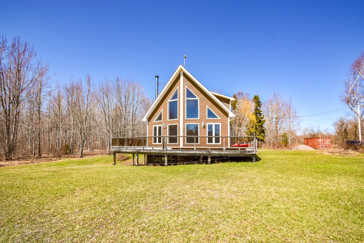 HfxHomeSelling's tweet image. #JustListed 🏡 There’s something about soaring ceilings, a wood stove going, &amp;amp; a screened porch where you can sit and unwind that just hits differently👌Set on the North Shore &amp;amp; just minutes from the water, this is the kind of place that makes it easy to enjoy where you are 🌊