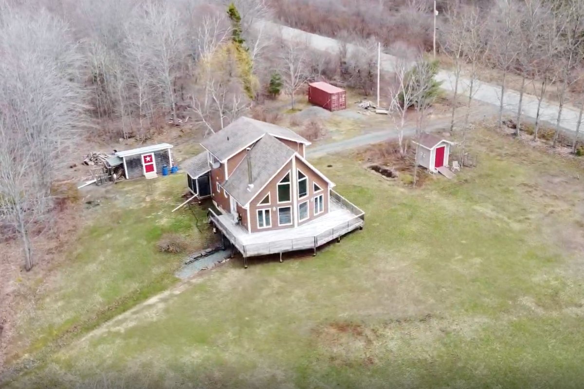 HfxHomeSelling's tweet image. #JustListed 🏡 There’s something about soaring ceilings, a wood stove going, &amp;amp; a screened porch where you can sit and unwind that just hits differently👌Set on the North Shore &amp;amp; just minutes from the water, this is the kind of place that makes it easy to enjoy where you are 🌊