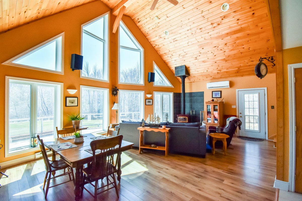 HfxHomeSelling's tweet image. #JustListed 🏡 There’s something about soaring ceilings, a wood stove going, &amp;amp; a screened porch where you can sit and unwind that just hits differently👌Set on the North Shore &amp;amp; just minutes from the water, this is the kind of place that makes it easy to enjoy where you are 🌊