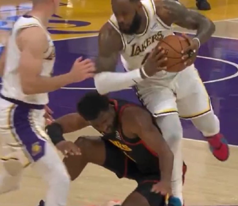 LakersMuse tweet media