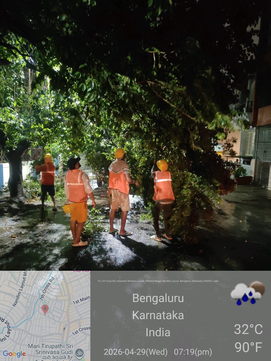 GBA_office's tweet image. Bengaluru west city corporation update:-

Removal of a fallen tree in Nagpura Sub-Division by Night Control staff, Bengaluru West City Corporation. 🌳🚧

#BengaluruRains #CivicAction #TreeRemoval #NammaBengaluru #CitizenFirst #GreaterBengaluruAuthority 
@DKShivakumar