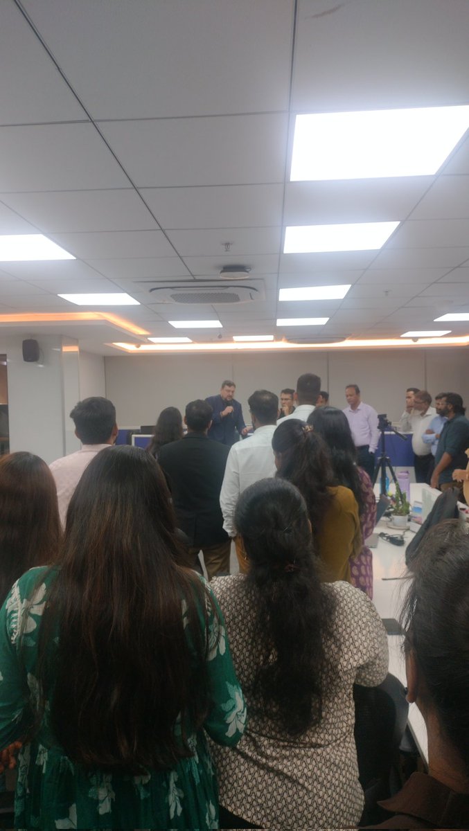 tawde_aryan's tweet image. Day 9 as an intern : Global CEO of the company visited the office.....sabko late Tak rukna pada.
Par hum intern haintoh humare liye koi nayi cheez nahi🥱
#corporate #student #intern #TechStocks #ipl #mumbaiindians #developer #programming #coding