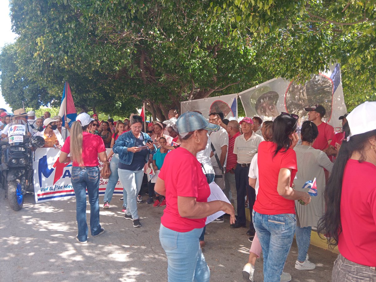 RadioGranma's tweet photo. #AhoraMismo manzanilleros se reunen en el Parque Central Carlos Manuel de Céspedes para el chequeo de la emulación con motivo del Primero de Mayo. 
La cita es para ultimar detalles y fortalecer su compromiso.
#LaPatriaSeDefiende https://t.co/EMnbn2zLP7