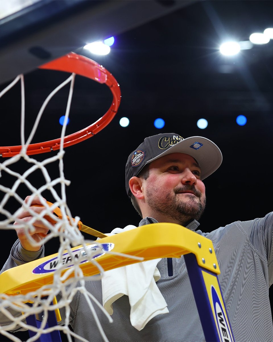 UMWathletics's tweet photo. 𝙏𝙝𝙖𝙣𝙠 𝙮𝙤𝙪, 𝘾𝙤𝙖𝙘𝙝 𝙎𝙖𝙣𝙨𝙤𝙣𝙚 👏

After spending the past 12 seasons in Fredericksburg, helping guide @UMW_Basketball as the 2026 national champions, @Coach_Sansone has been named the head coach at Maryville College!

🗞️ » https://t.co/DGE2u0Or2N

#GetDirtyGoWash https://t.co/jJCb0uW0Hx