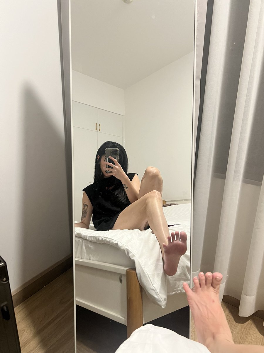 emptyforMT's tweet photo. RT if u like asian girls &amp; pretty feet 😉 https://t.co/FDcH99FdyP
