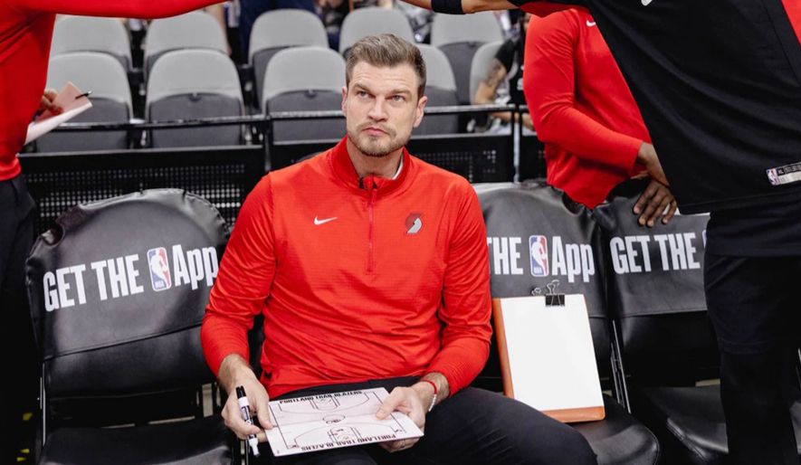 bandsports's tweet photo. Tiago Splitter faz história nos playoffs da NBA, mas Portland se despede após derrota para os Spurs 🏀🇧🇷

Saiba mais ➡️https://t.co/vAKiOhUvrV

#TiagoSplitter #NBA #Portland #Spurs #Basquete #BandSports https://t.co/6L663xDFHS