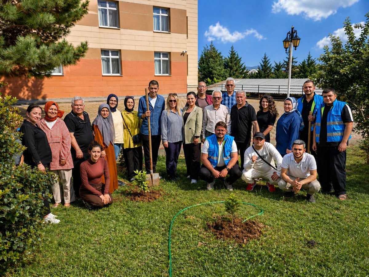 AdanaKYGM's tweet photo. 📍 Kozan Yurdu

​Yurt Hizmetleri Müdürümüz, Şube Müdürlerimiz ve öğrencilerimizin katılımıyla yurdumuzun bahçesinde "Ağaç Dikme Etkinliği" gerçekleştirdik. 🌱🌳

​Geleceğe nefes, yurdumuza huzur olması dileğiyle fidanlarımızı toprakla buluşturduk. 😊 https://t.co/4HgGogQPBP