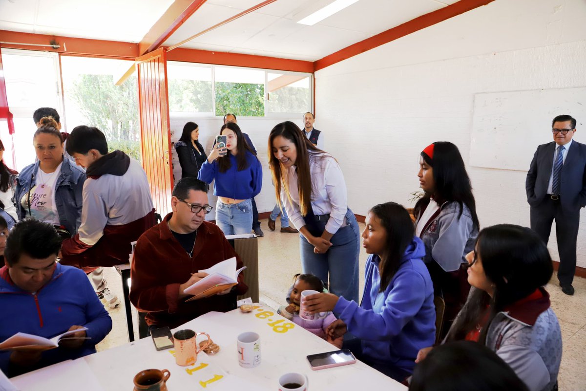 Dip_MiriamMar's tweet photo. Nunca dejamos de aprender y en el café literario aprendí que leer en familia es mejor. 📚✨

Iniciamos actividades en este último día, tocó con los chicos de 1er año en mi Secundaria Técnica #9 Manuel García Méndez 💙. 

Muchas, pero muchas gracias al Mtro. Héctor García y a todos los docentes.

#AquiNadieSeRaja