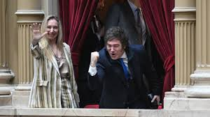 una es una gorda fanatica, mafiosa y patotera, la otra es Haydée Luján Martínez, la querida gorda matosas muy querida por el futbol argentino