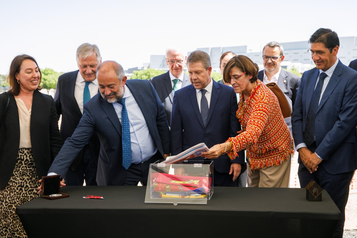 federclm's tweet photo. 🏥El 27 de abril se colocó la primera piedra del Campus Biosanitario de Ciudad Real, una infraestructura estratégica para formación, investigación e innovación en salud

👩🏽‍⚕️Impulsada con cofinanciación del Programa FEDER 2021-2027 de Castilla-La Mancha

#FEDER #EuropaSeSiente https://t.co/rNymnyRHuv