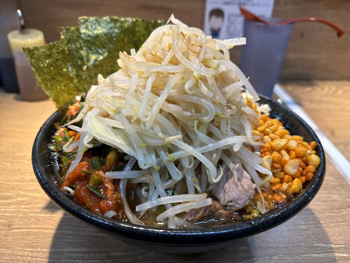 junchan_gesuko's tweet photo. 夜ご飯に自家製麺　浜一
ニラキムチがしばらくお休みとの事で食べに！
「ミニラーメン250g ヤサイニンニクカラメカラアゲ＋ニラキムチ、うずら卵」
ニラキムチとヤサイにスープかけても麺にキムチ絡めても美味い😋
最近限定ばかり食べてたけど、改めてノーマルも美味い！ご馳走様でした😊 https://t.co/vU4HZ2o75N