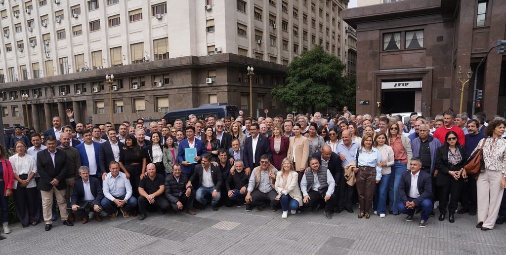 NuevaDataOk's tweet image. Intendentes encabezan una movilización a Capital Humano por fondos adeudados #capitalhumano #intendentes #marcha #politica nuevadata.com/intendentes-en…