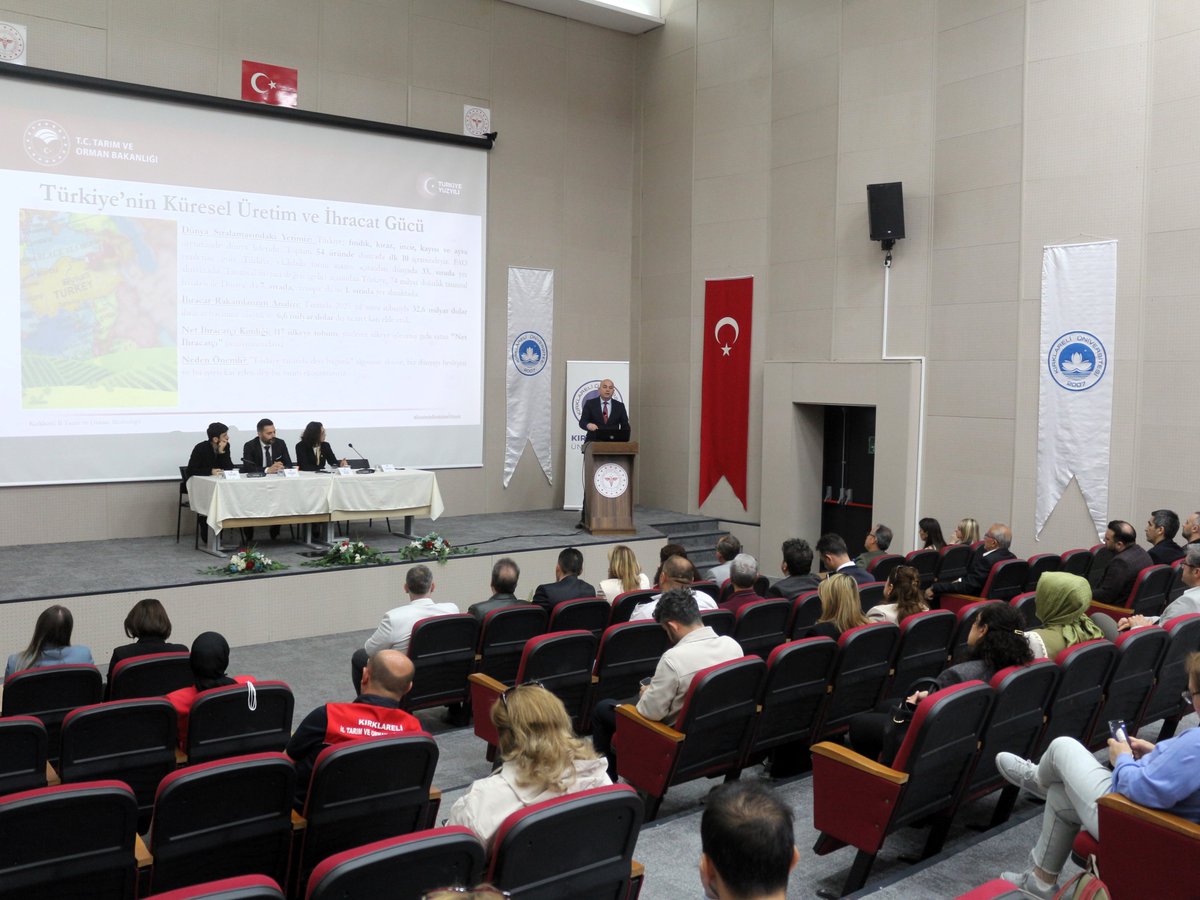 tarimkirklareli's tweet photo. İl Müdürümüz Gökhan KARACA, Kırklareli Üniversitesi koordinesinde düzenlenen “Tarladan Sofraya Gıda Güvenliği” paneline katılarak sunum gerçekleştirip, gelen soruları yanıtladı.
#BereketliTopraklarda
#SağlıklıGelecek
@gokhankaraca_ @ibrahimyumakli @ugurturan68
@TCTarim https://t.co/wbURE2PSmz