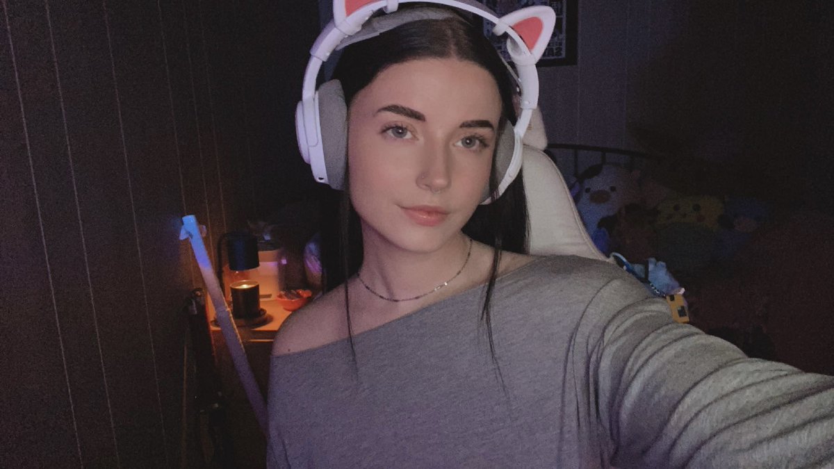 ｡ﾟ☆ * Em ☽ .* ☆ﾟ tweet media